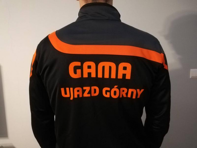 Zawodnicy z nowymi dresami podziękowali sponsorowi