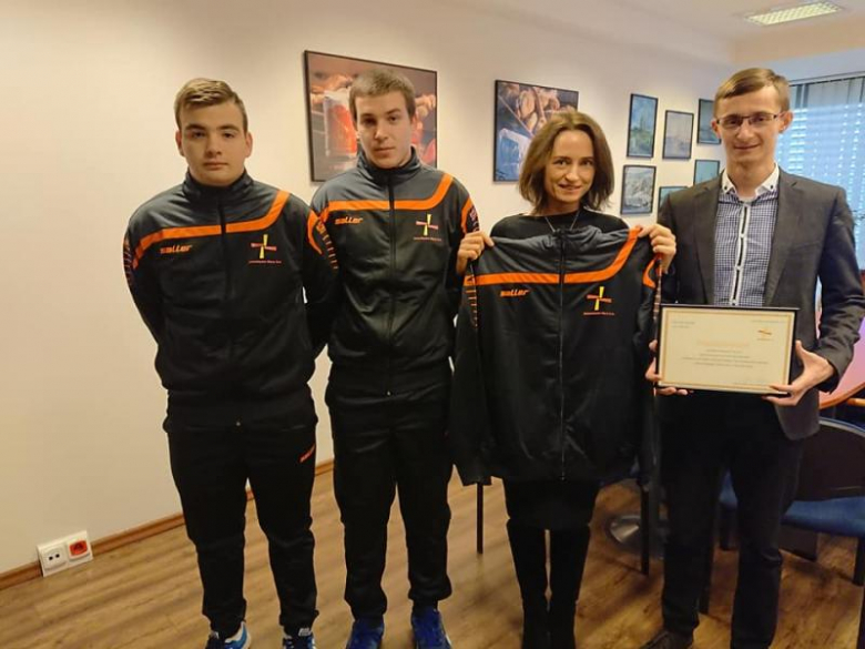 Zawodnicy z nowymi dresami podziękowali sponsorowi