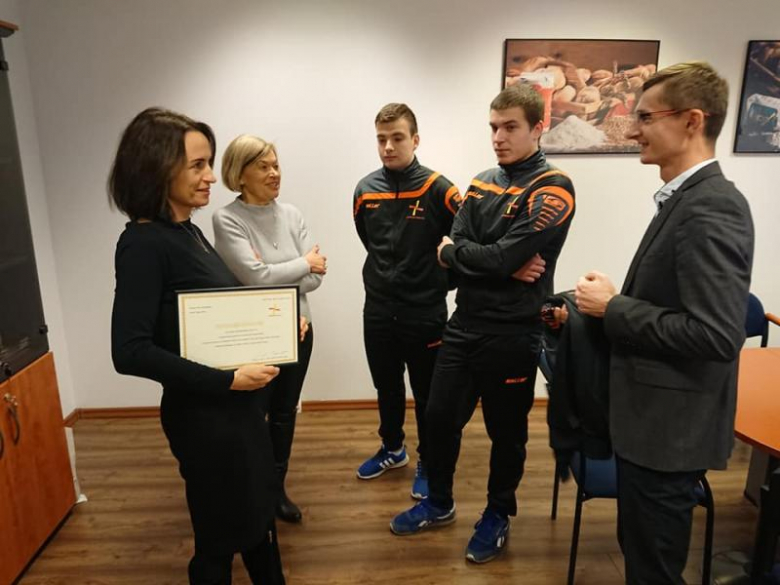 Zawodnicy z nowymi dresami podziękowali sponsorowi