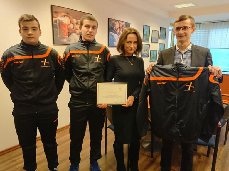 Zawodnicy z nowymi dresami podziękowali sponsorowi