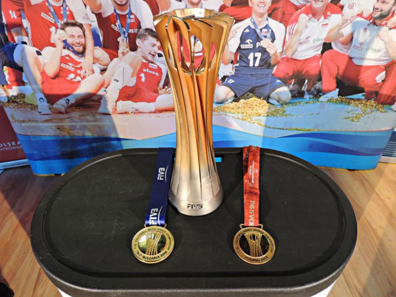 Prezentacja pucharu w Miękini