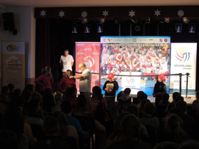 Prezentacja pucharu w Miękini