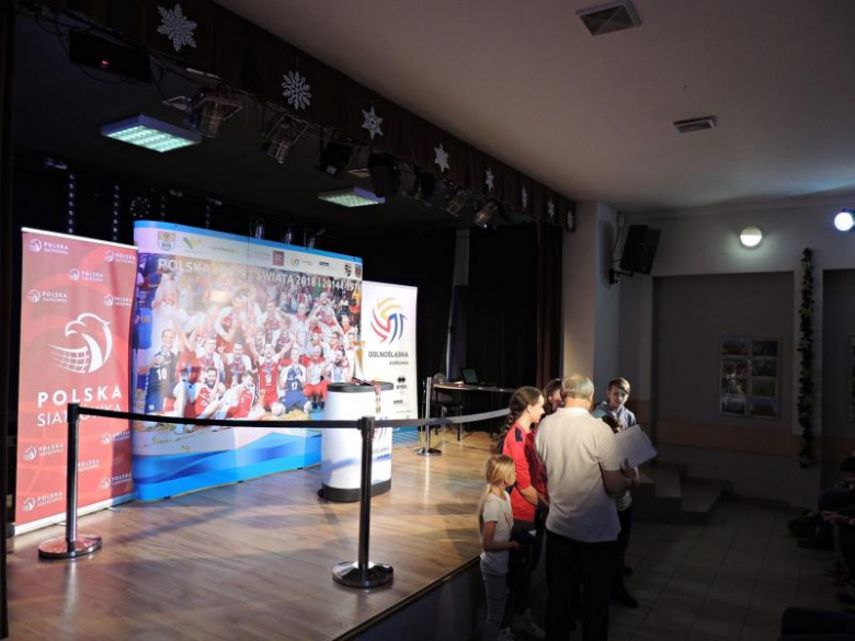 Prezentacja pucharu w Miękini