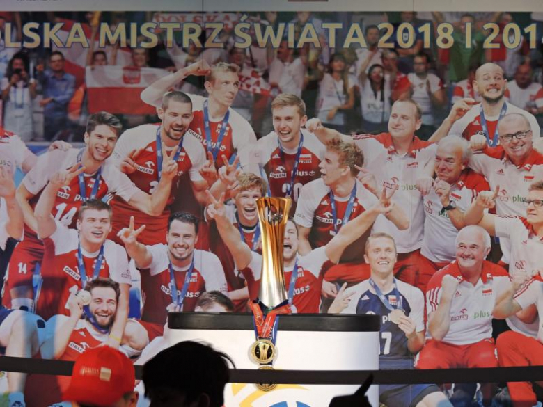 Prezentacja pucharu w Miękini