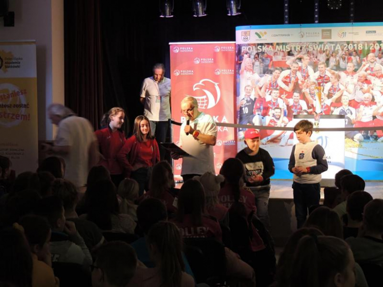 Prezentacja pucharu w Miękini