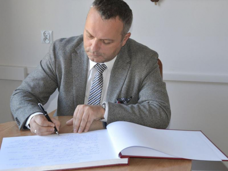 Różne osoby wpisały się do Średzkiej Kapsuły Myśli