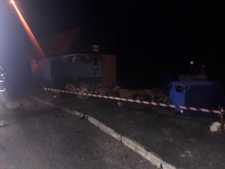 W Piotrowicach zniszczony został przystanek