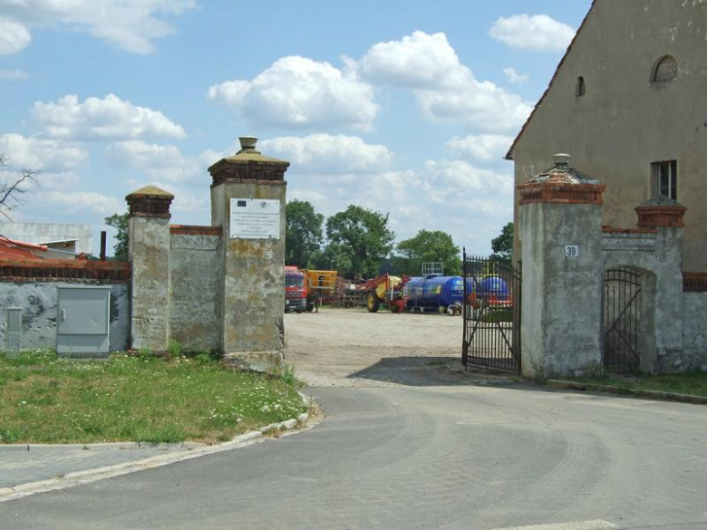 Relikty bramy wjazdowej na teren pałacowo-folwarczny