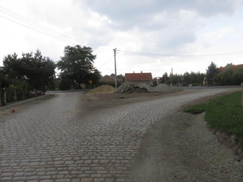 Przebudowa chodnika w Dębicach