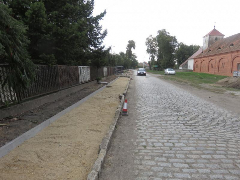 Przebudowa chodnika w Dębicach