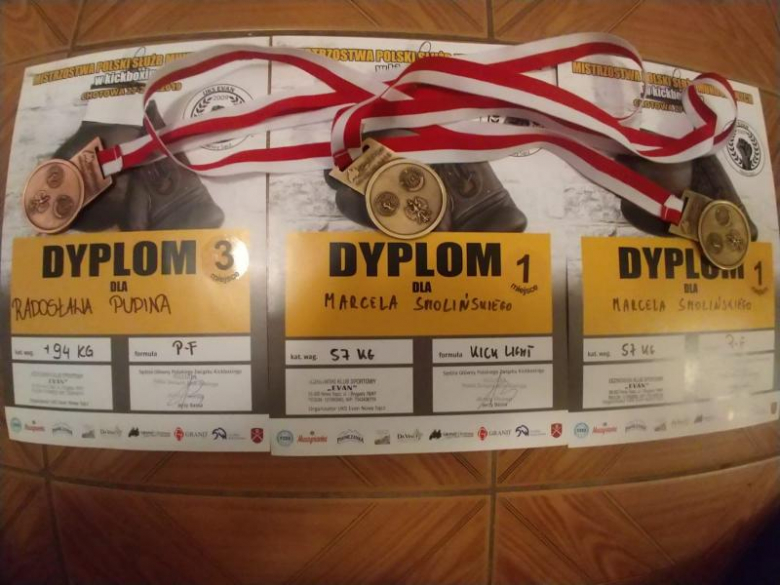 Przedstawiciele ochotniczych straży pożarnych oraz średzkiego klubu Glory z 4 medalami