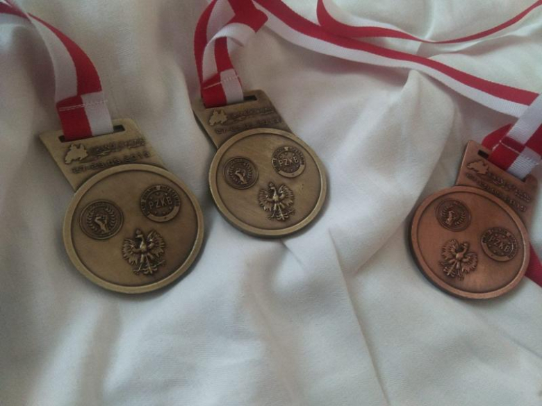 Przedstawiciele ochotniczych straży pożarnych oraz średzkiego klubu Glory z 4 medalami