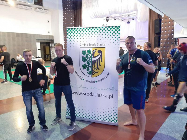 Przedstawiciele ochotniczych straży pożarnych oraz średzkiego klubu Glory z 4 medalami