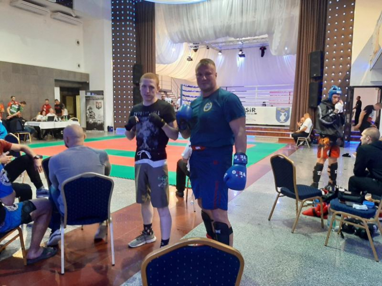 Przedstawiciele ochotniczych straży pożarnych oraz średzkiego klubu Glory z 4 medalami