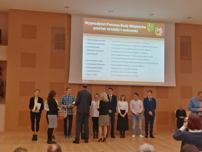 Najlepsi uczniowie nagrodzeni przez premiera