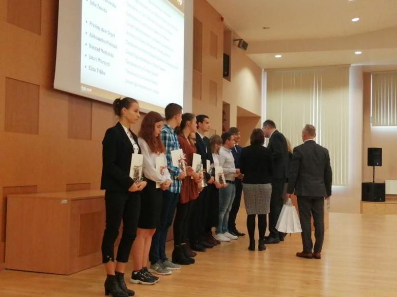 Najlepsi uczniowie nagrodzeni przez premiera