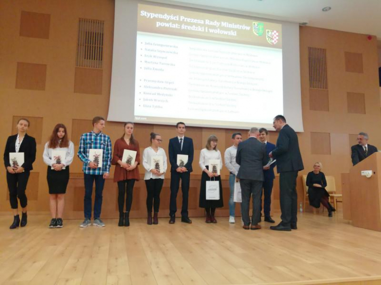 Najlepsi uczniowie nagrodzeni przez premiera
