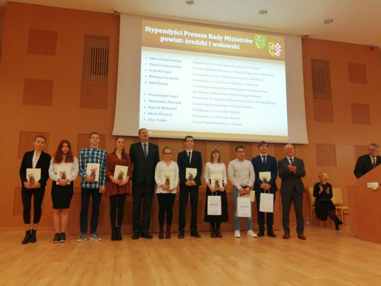 Najlepsi uczniowie nagrodzeni przez premiera