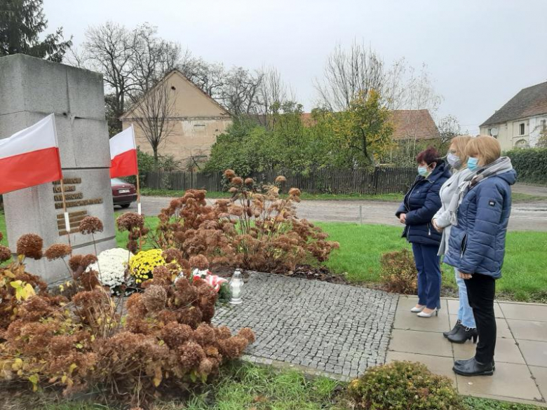 Złożenie kwiatów pod pomnikiem 