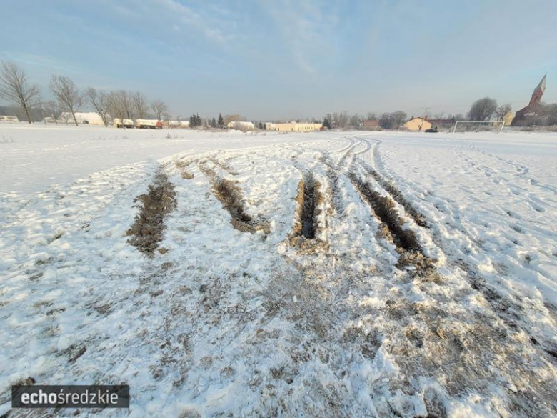 Autem zniszczył murawę boiska