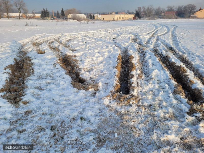 Autem zniszczył murawę boiska