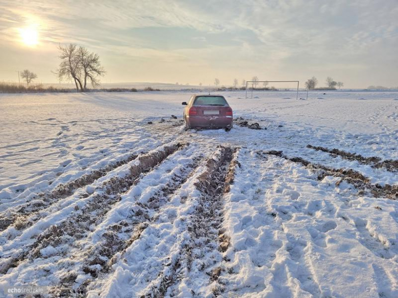 Autem zniszczył murawę boiska