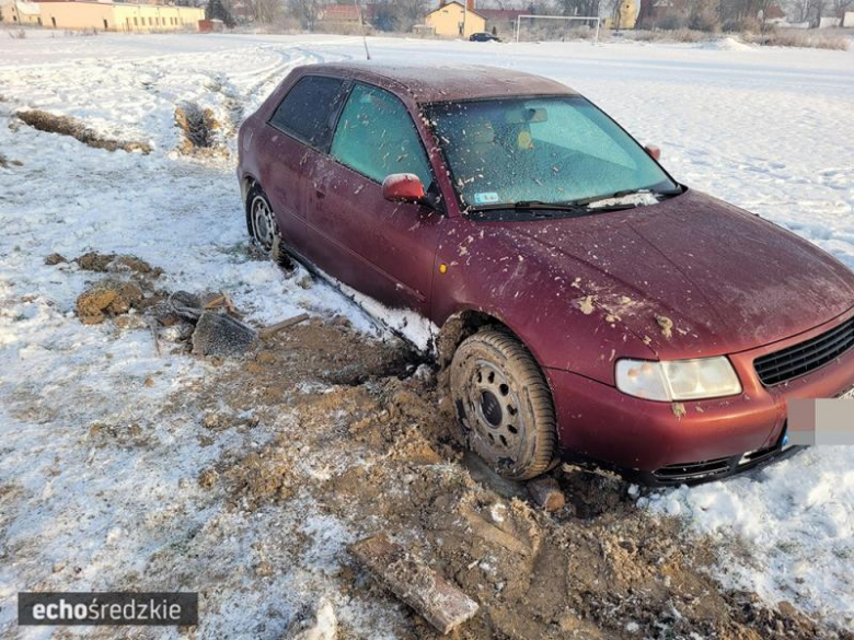 Autem zniszczył murawę boiska