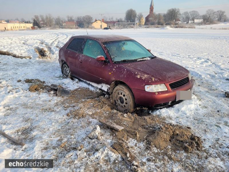 Autem zniszczył murawę boiska