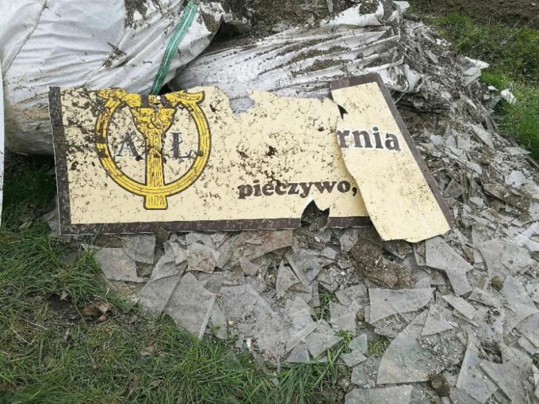 Wyrzucone śmieci przy drodze w Świdnicy Polskiej