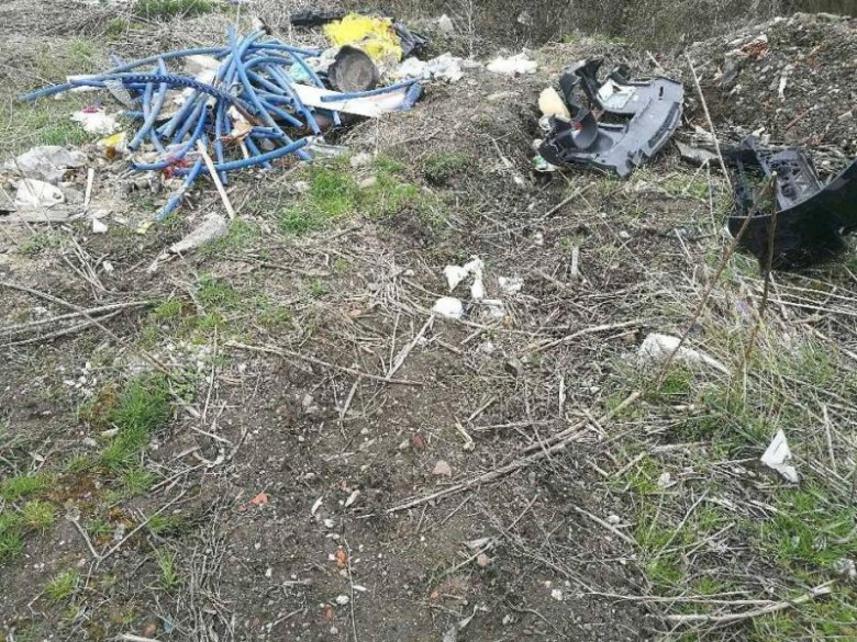 Wyrzucone śmieci przy drodze w Świdnicy Polskiej