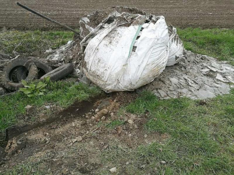 Wyrzucone śmieci przy drodze w Świdnicy Polskiej