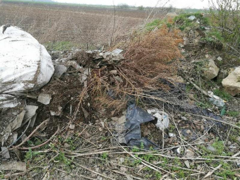 Wyrzucone śmieci przy drodze w Świdnicy Polskiej