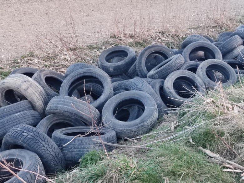 Wyrzucone śmieci na drodze między Rakoszycami a Kulinem