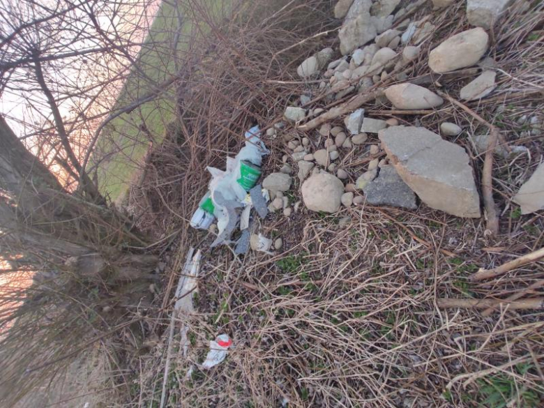 Wyrzucone śmieci na drodze między Rakoszycami a Kulinem