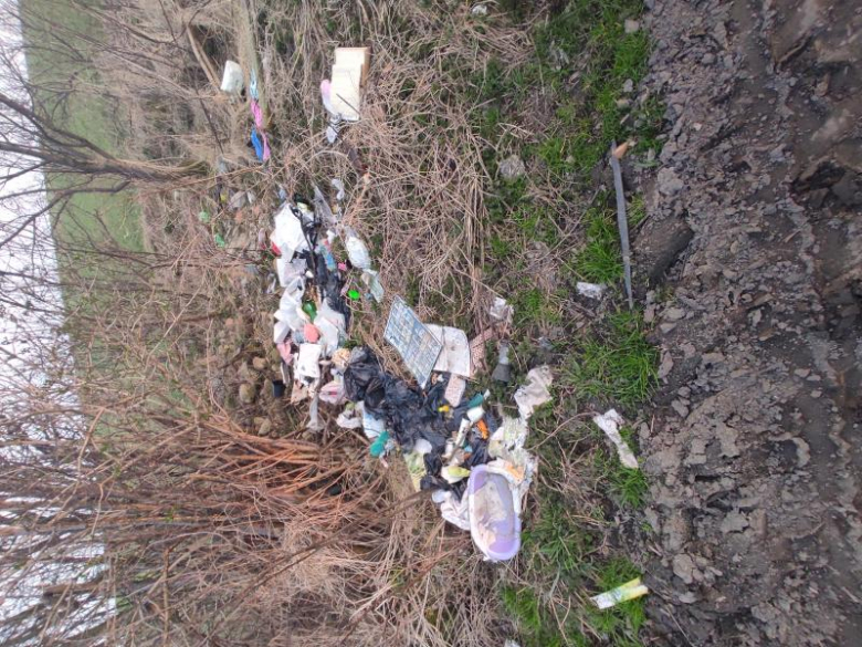Wyrzucone śmieci na drodze między Rakoszycami a Kulinem