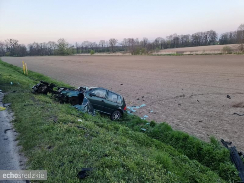 Koło Ciechowa zderzył się samochód osobowy z autobusem
