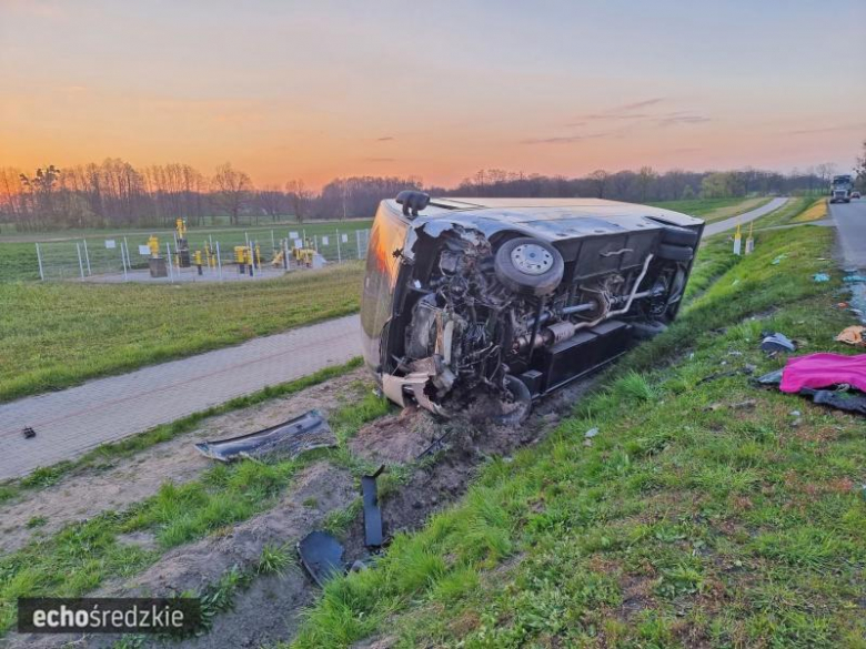 	Koło Ciechowa zderzył się samochód osobowy z autobusem