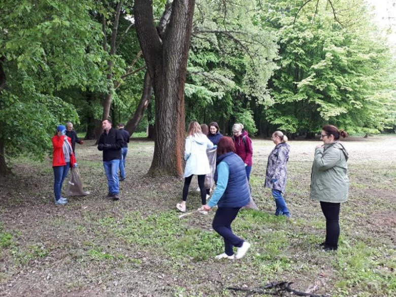 Urzędnicy wysprzątali park w Piotrowicach