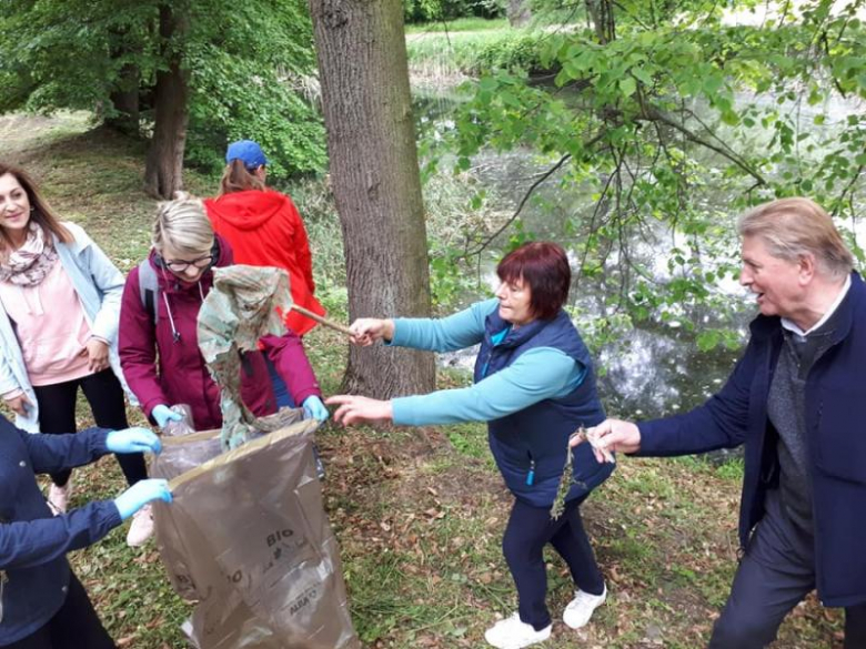 Urzędnicy wysprzątali park w Piotrowicach