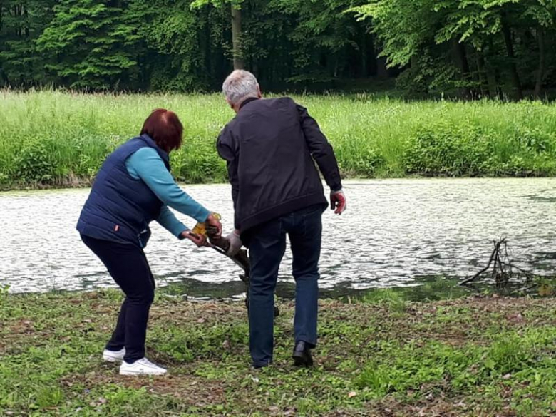 Urzędnicy wysprzątali park w Piotrowicach