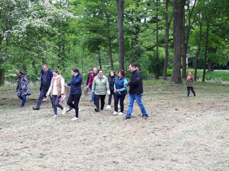 Urzędnicy wysprzątali park w Piotrowicach