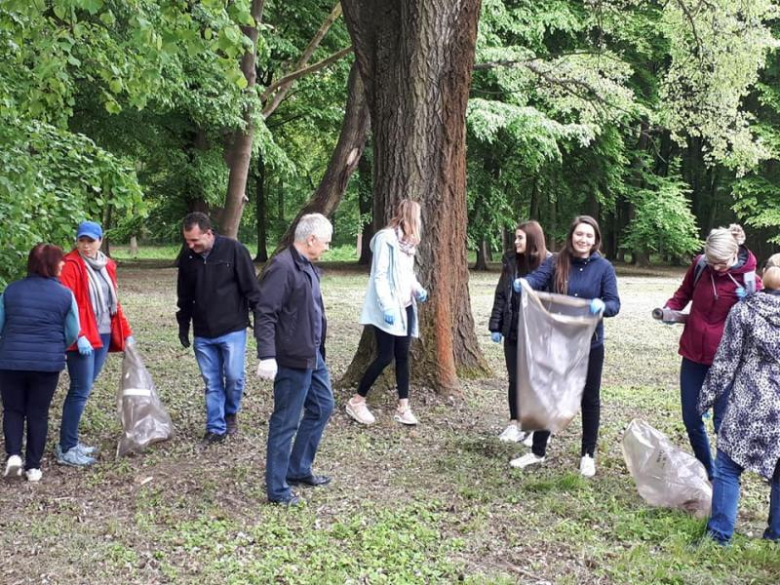 Urzędnicy wysprzątali park w Piotrowicach