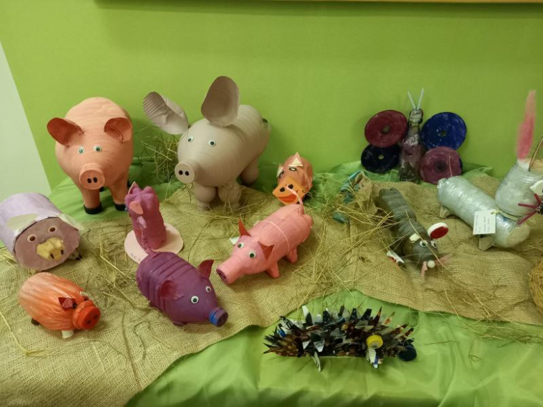 Zwierzęta z surowców wtórnych zrobione przez przedszkolaków