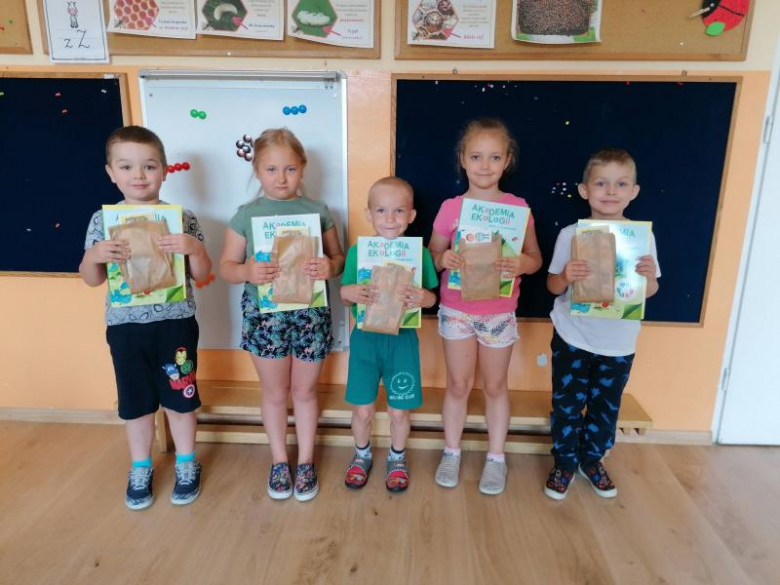 Zwierzęta z surowców wtórnych zrobione przez przedszkolaków