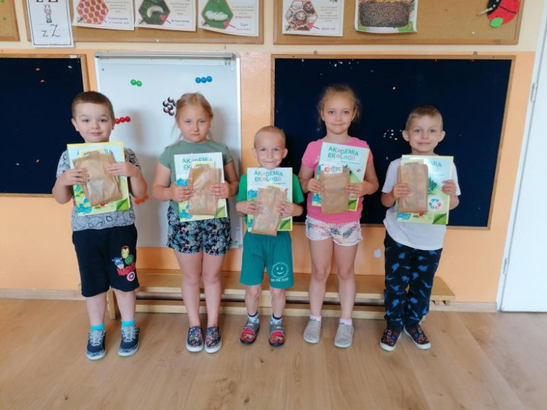 Zwierzęta z surowców wtórnych zrobione przez przedszkolaków