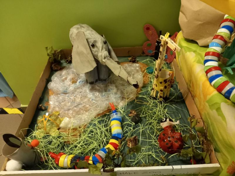 Zwierzęta z surowców wtórnych zrobione przez przedszkolaków