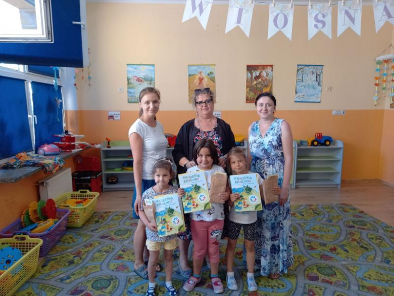 Zwierzęta z surowców wtórnych zrobione przez przedszkolaków