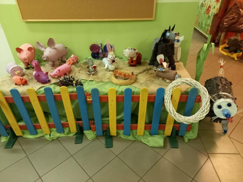 Zwierzęta z surowców wtórnych zrobione przez przedszkolaków