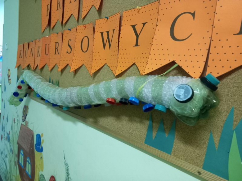 Zwierzęta z surowców wtórnych zrobione przez przedszkolaków