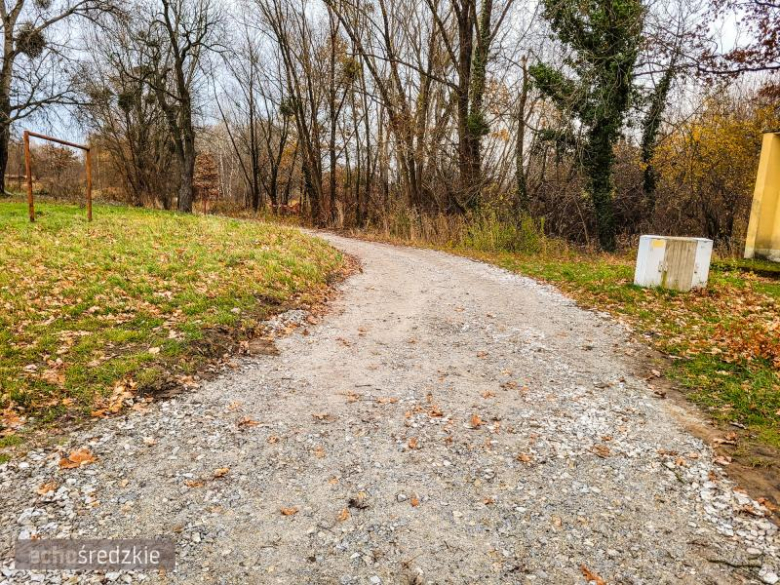 Bioodpady składowane za boiskiem przy ul. Górnej w Środzie Śląskie
